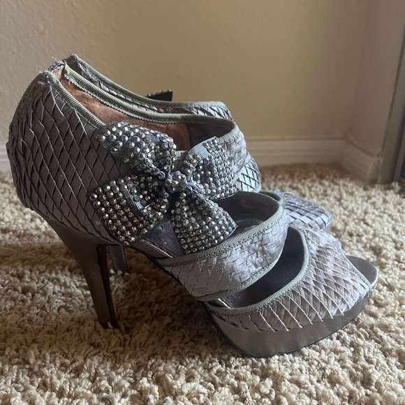 Silver heels with rhinestone bow - Picture 2 of 7